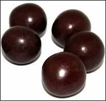 Compos de noisettes grilles enrobes de chocolat noir et d'une fine couche de sucre, le boulet est la spcialit de la ville de ...