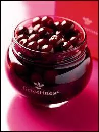 Ces cerises macres dans de l'eau de vie s'appellent des griottines. Elle font la renomme de la ville de ...