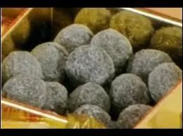 Ces petits bonbons en forme de petites billes noires sont des grisettes. De quelle ville ces grisettes sont-elles la spcialit ?