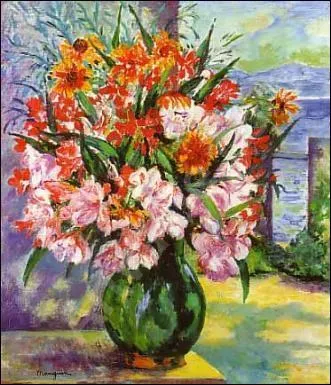 Vase de fleurs sur la terrasse devant la mer