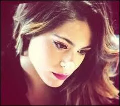 Pourquoi Violetta est-elle fache contre son pre quand elle revient du voyage organis par U-Mix ?