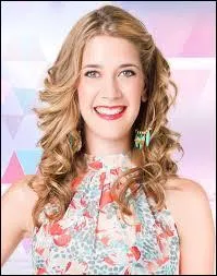 Avec qui Ludmila est-elle lors du concours de danse organis par YouMix ?