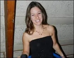 De quelle couleur est sa robe ?