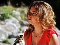 De quelle couleur est l'charpe de la figurante derrire ?