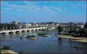 Le Val de Loire est son crin... C'est ?