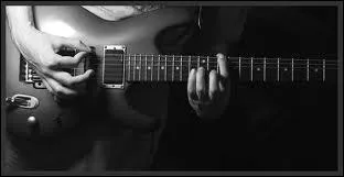 Devinette : Je suis une guitare acoustique plus massive que la guitare classique. J'ai six cordes mtalliques : les 2 plus fines sont en acier les 4 plus grosses sont files. La touche de mon manche est lgrement bombe et prsente gnralement 14 cases hors-table. Mes barrages sont en X. Qui suis-je ?