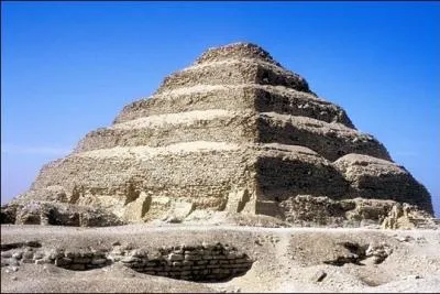 Cette pyramide  degrs est la plus ancienne qui a t construite en gypte. Quel roi y repose depuis plusieurs sicles ?