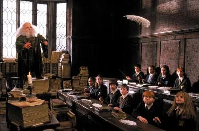Retour aux sources. Dans  Harry Potter  l'cole des sorciers , le Professeur Flitwick, spcialiste des sortilges magiques, fait apprendre aux lves le sortilge de Lvitation. Hormis le fait que Seamus Finnigan ait failli mettre le feu  la classe, quel objet les sorciers sont-ils censs faire lviter grce  la formule magique Wingardium Leviosa ?