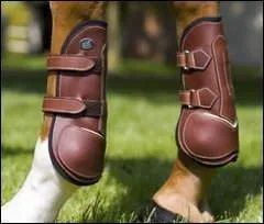 Des gutres bien mises doivent avoir les lanires (ou scratchs) :