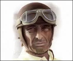 Juillet : Le grand pilote automobile Juan Manuel Fangio disparaît. Il avait remporté cinq titres de champion du monde. Qui est le seul à avoir fait mieux ?