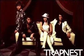 De quel membre des Trapnest Nana Komatsu est-elle tombe amoureuse ?