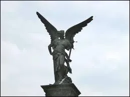 Athna tient une desse dans sa main. Qui est-elle ?