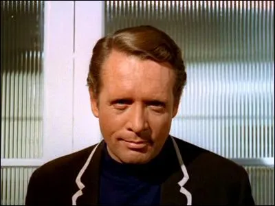 Le Prisonnier (Patrick McGoohan) serait en fait "John Drake" personnage d'agent secret qu'il jouait dans la série...