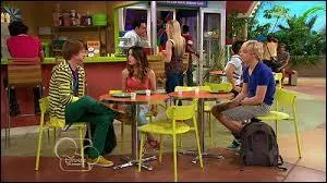 Derrire Ally, sur l'image, qu'y a-t-il (Indice : c'est un petit fast food) ?