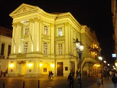 1990. Le rideau de fer trou se lve, prs d'un thtre de poche. Entre deux gorges de Plzen et parce qu'il aime les Franais, Vasilli, une basse russe nous offre plusieurs airs du  Boris Godounov  de Moussorgski. Mais o se trouve ce  Stavosk divadlo  ?