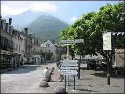 Nous traversons la ville Haut-Pyrnenne de Pierrefitte-Nestalas. Nous sommes donc en rgion ...