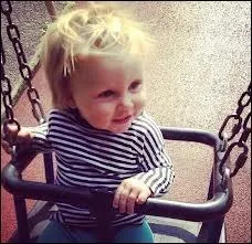 Comment s'appelle la fille de la maquilleuse (Lou) des 5 garons ?