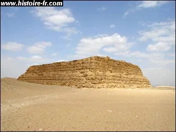 A qui appartenait cette trange pyramide?