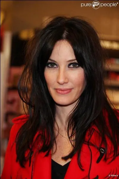 Miss Tahiti 1998, Miss France 1999, carrire de chanteuse, mannequin et actrice.