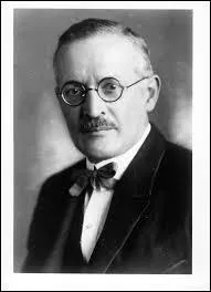 (1879-1935) _ Il est connu pour des oeuvres symphoniques  Impromptu ,  Suite en ut mineur  ,   Symfonietta , et dans ses compositions d'opras  Poupe  et  Honzovo Krlovstv  .