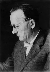 (1908-1979) _ Extraordinaire orchestrateur. Huit symphonies dont  Hamlet . Des improvisations.  Rflexions  pour grand orchestre. Huit inventions pour percussions, de la musique pour orgue.