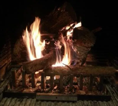 Compltez cette chanson dont vous connaissez le refrain (Fais du feu dans la chemine, je reviens chez nous ... ) Il a neig  Port au Prince, il pleut encore  ...