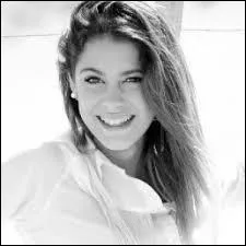 Quelle chanson Leon a-t-il compose quand Violetta est entre pour aller en cours de danse ?