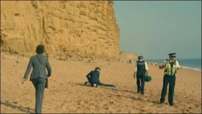 Comment s'appelle la colline qui surplombe la plage ?