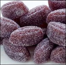 Ces ptes de fruit au cassis portent le nom de cassissines. Il font la renomme de la ville de ...