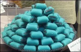 Composs d'une ganache de chocolat parfume au curaao, les coussins sont la spcialit de la ville de ...