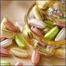 Bonbons fourrs d'un intrieur moelleux mlange de chocolat, de noisettes et d'amandes enrobs d'une coque de sucre, les forestines sont la spcialit de la ville de ...