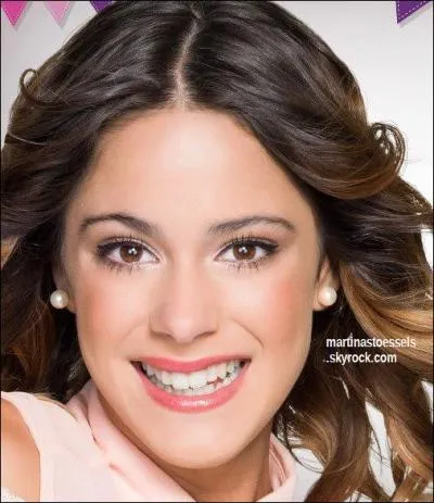 Combien de personnes vivent chez Violetta ?