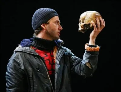 David Tennant a dcroch le rle principal pour Hamlet aprs avoir ramass un crne par terre. Dans quoi ?