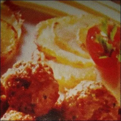 Quelle prparation de lgumes accompagne les boulettes, sur cette photo ?