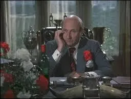 En quel accident l'expert en vin Adrian Carsini transforme-t-il son meurtre ?