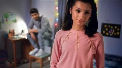 Dans  Story Of My LIfe , comment s'appelle la fille avec qui Zayn est (sa soeur) ?