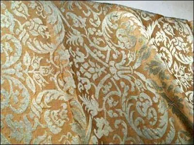 Quel nom porte cette toffe de soie monochrome ?