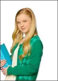 Comment cette jeune fille blonde s'appelle-t-elle ?