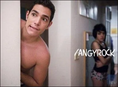 Avec qui sort-elle dans la saison 1 ?