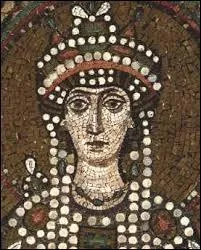 Pape Vigile (537-555), sa maîtresse, l'impératrice d'orient l'aide dans l'accession au trône pontifical en 537. Qui est-elle ?