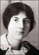 Compositrice franaise (1893-1918) son oeuvre fulgurante fut traverse par la Grande Guerre qu'elle subit de plein fouet. Ds 1912, elle signait avec le prmonitoire  Pour les Funrailles d'un soldat  une oeuvre grave et puissante, annonant les chefs-d'oeuvres  venir.  Clairires dans le ciel  est une composition d'une audace formelle et d'un gnie mlodique incroyable.