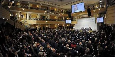 Diplomatie : Milieu o l'on trouve normment de planqus, ...