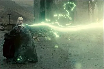 En lanant le sortilge de l'Avada Kedavra, il se produit un bruit semblable  une rafale de vent. Paralllement, de quelle couleur est la lumire qui sort de la baguette magique ?