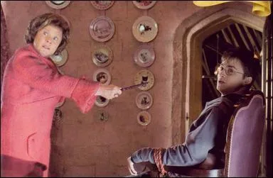 Dans  Harry Potter et l'Ordre du Phnix , Dolores Ombrage menace d'utiliser le sortilge Doloris sur Harry Potter afin de savoir pourquoi il voulait quitter Poudlard. Comment Hermione Granger va-t-elle sauver l'affaire ?