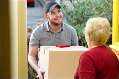 Que se fait livrer Sophie  la fin de la vido de prsentation YoupiJob ?