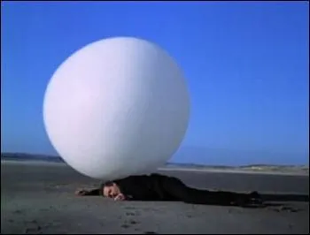 A chaque tentative d'vasion surgit ce fameux  ballon blanc  qui arrte et ramne tous les prisonniers au bercail. Comment l'appelle-t-on ?