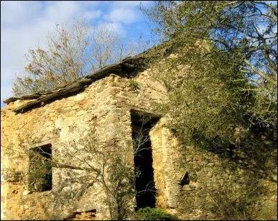 Les vieilles demeures du hameau --------- en ruines, et  vendre pour un bon prix.