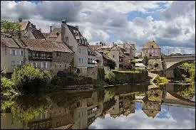 Au bord de quel cours d'eau est situe la superbe petite ville corrzienne d'Argentat ?