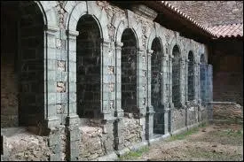 Quelle est cette chartreuse du massif des Maures, difie en 1170 qui possde des portails Renaissance en serpentine ?