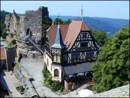 Quel est ce chteau (voir photo) situ prs de Saverne en Alsace, perch sur trois rochers ?